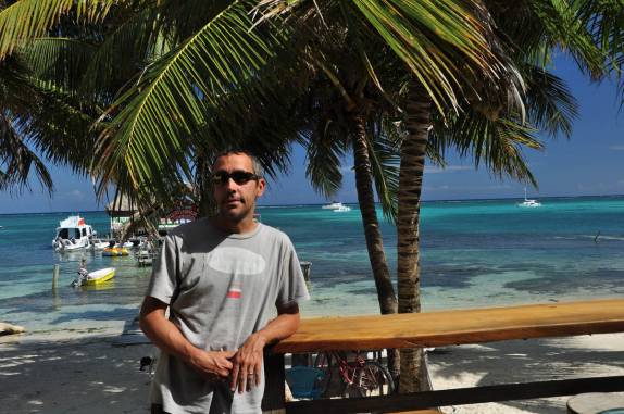 Caminhando pelo litoral de San Pedro, na grande barreira de corais, em Belize